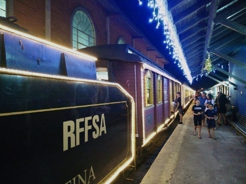 Trem de Natal recebe turistas e visitantes da região e valoriza história da cidade