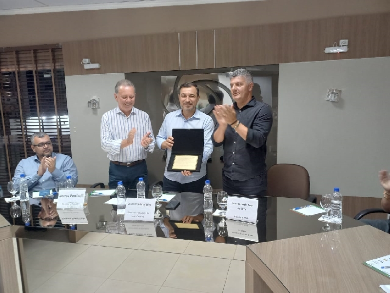 Governador Carlos Moisés recebe homenagem na ACIT