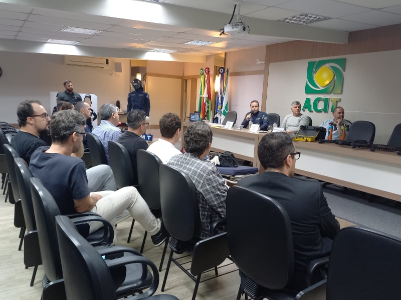 Guarda Municipal participa de reunião na ACIT para maior aproximação com empresários